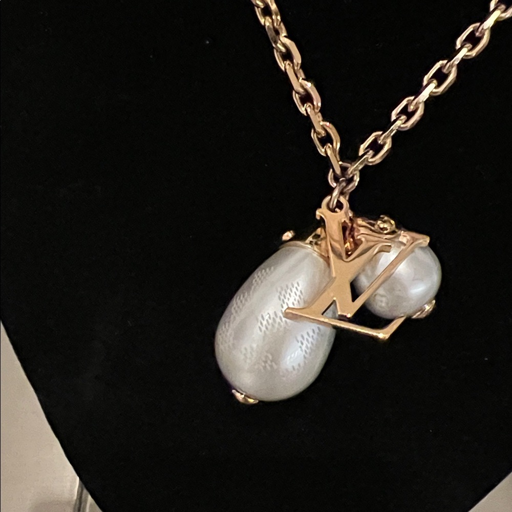 Louis Vuitton Gold-Tone Chain Necklace with Pearl Drop Charms - Picture 5 of 16